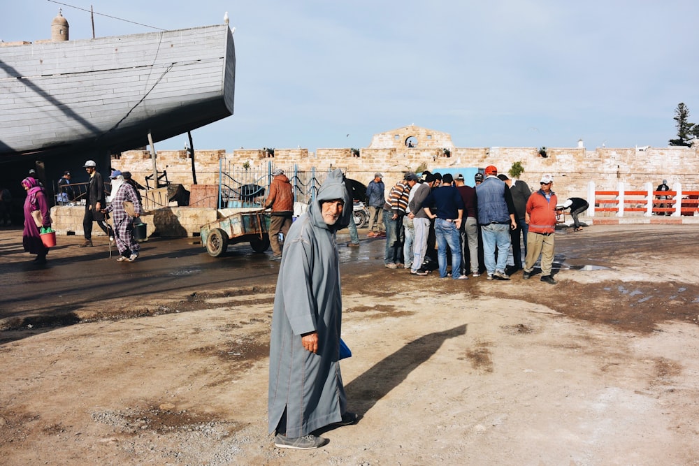 man wearing gray thobe dress