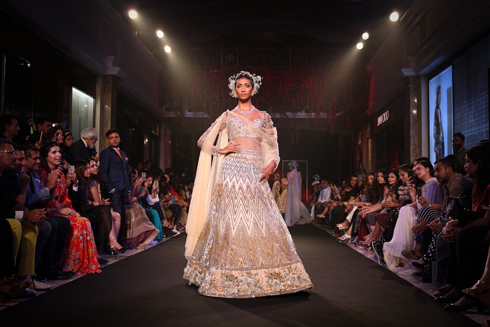 mujer caminando en el desfile de moda