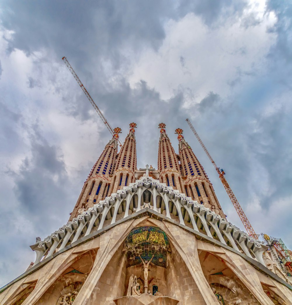 Beige und grau gestrichene Kathedrale