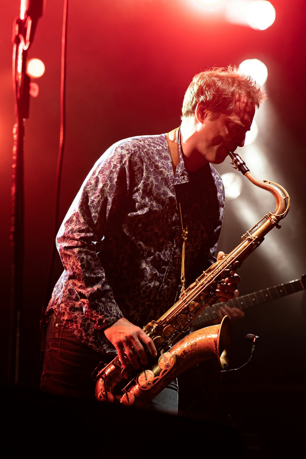 homme jouant du saxophone