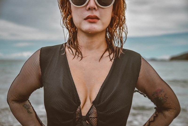 Elegant Fra am schwaarzen transparenten Shirt