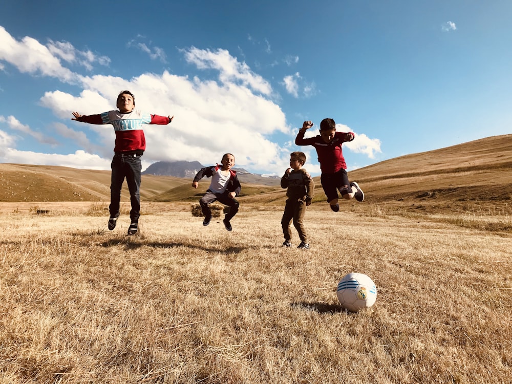 niño jugando durante el día