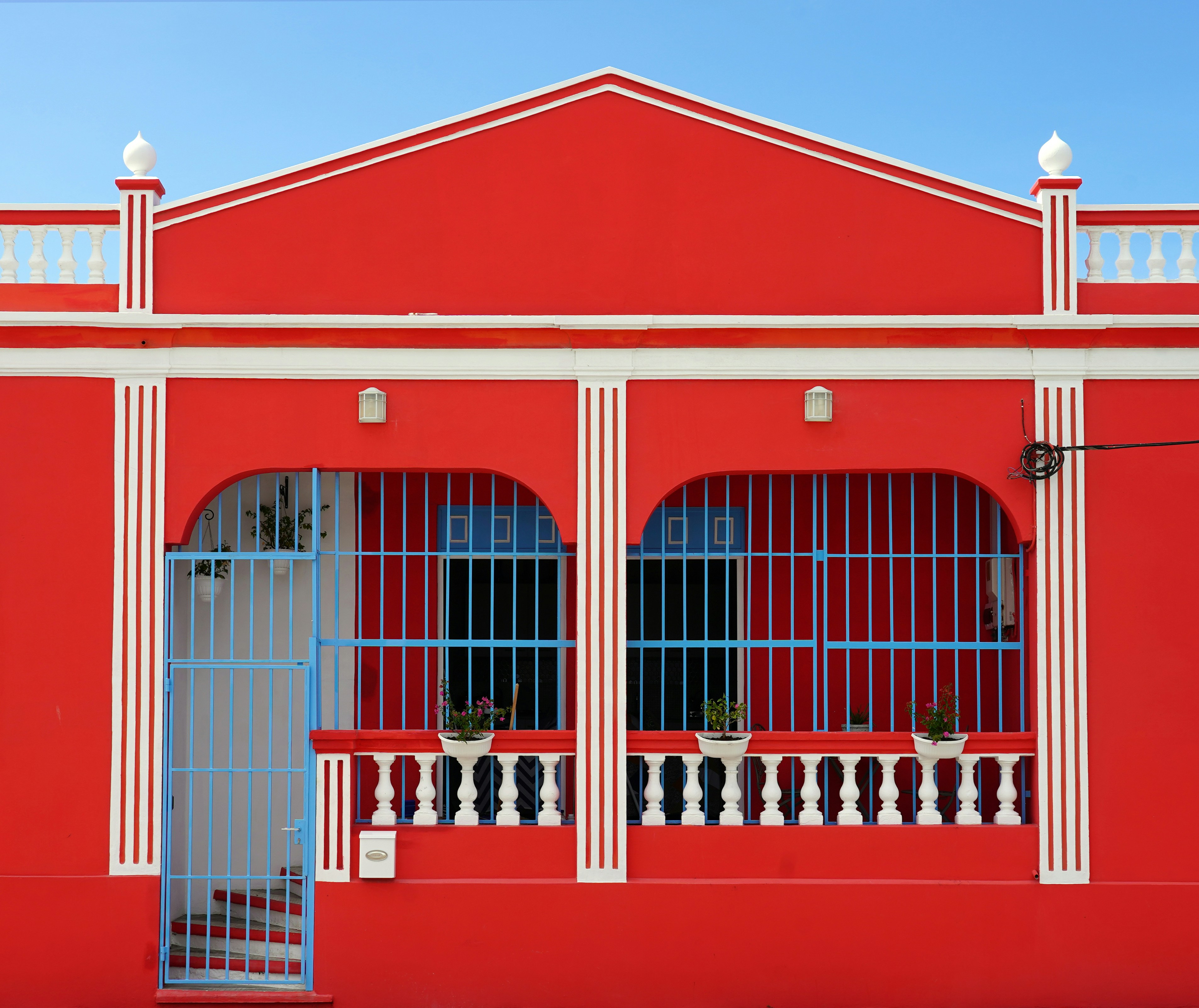 Stop image for Beartooth & Absaroka: Budget Fall Adventure from Billings - red and white concrete house -  in Rocky Mountains & Northern Rockies - Photo by Jeremy Brady on Unsplash