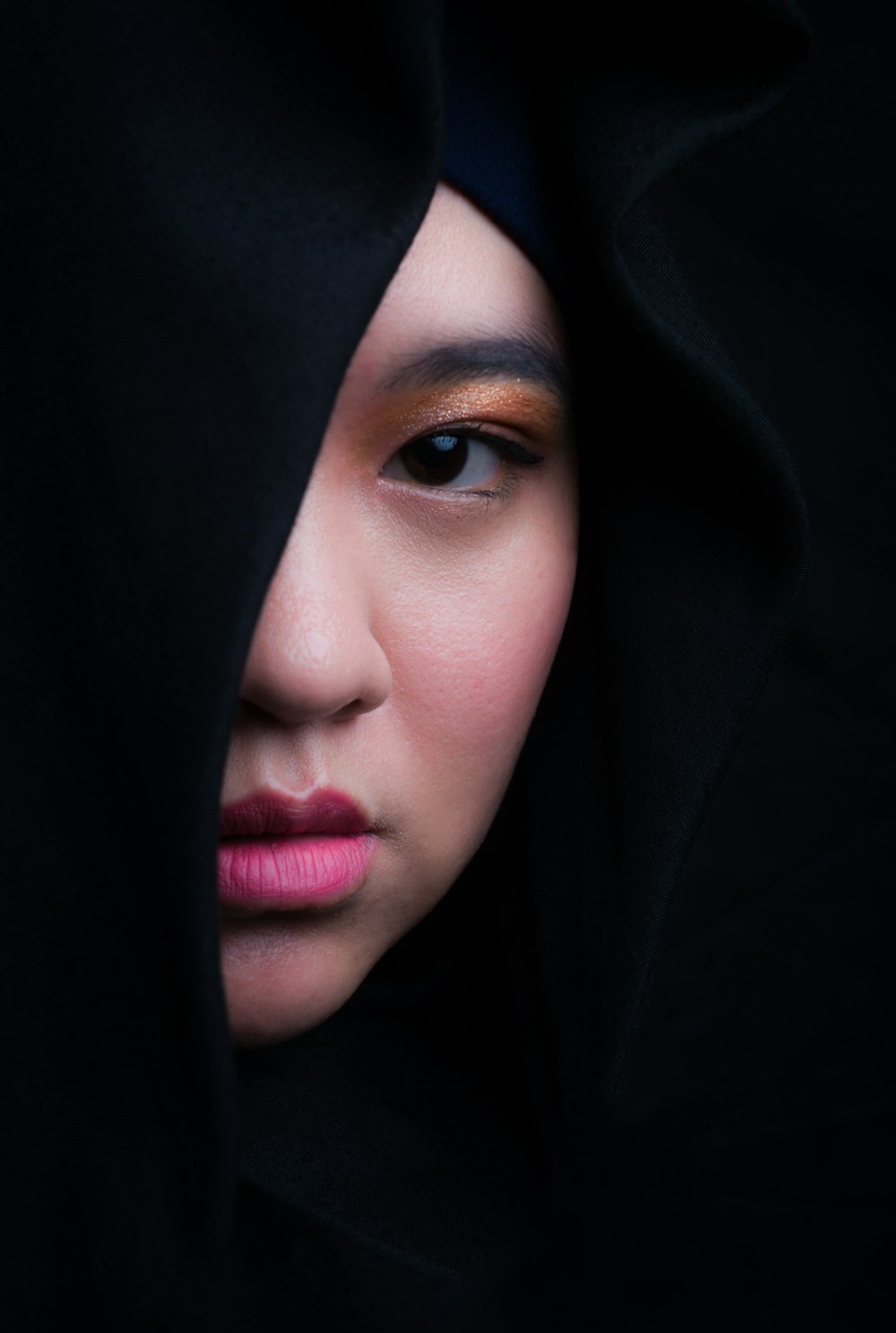 woman in black abaya