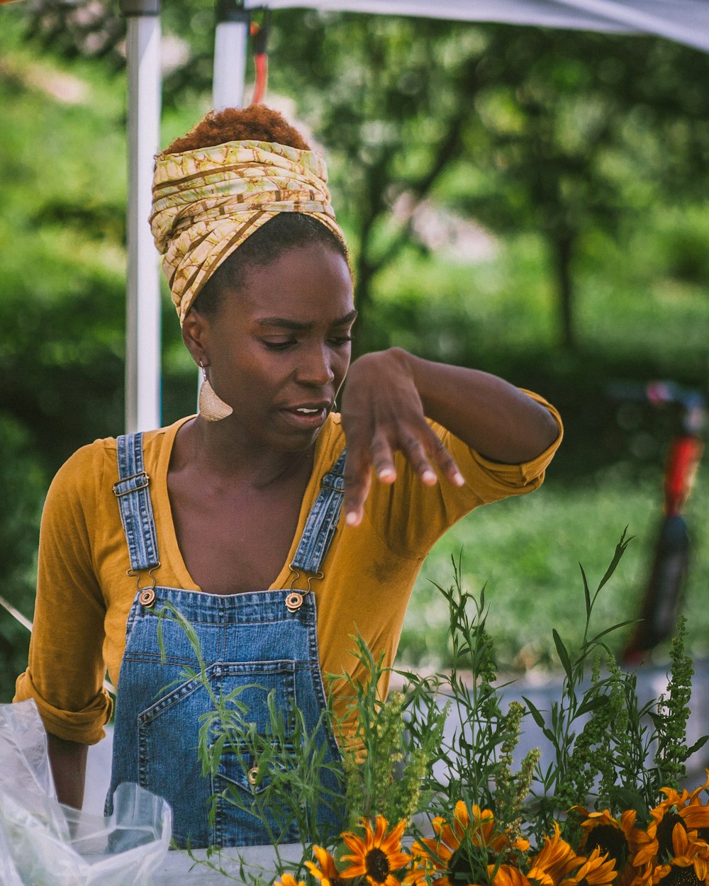 woman on focus photography