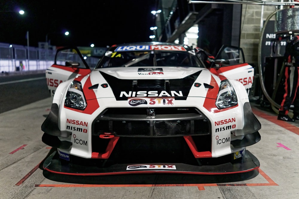 veicolo Nissan bianco, rosso e nero