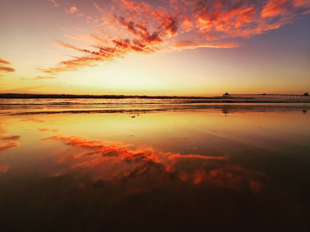 Cuerpo de agua a través del horizonte durante la puesta del sol