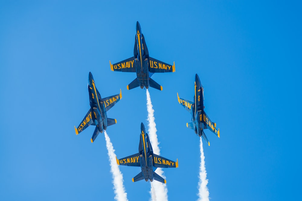 quatre avions de ligne gris et jaunes