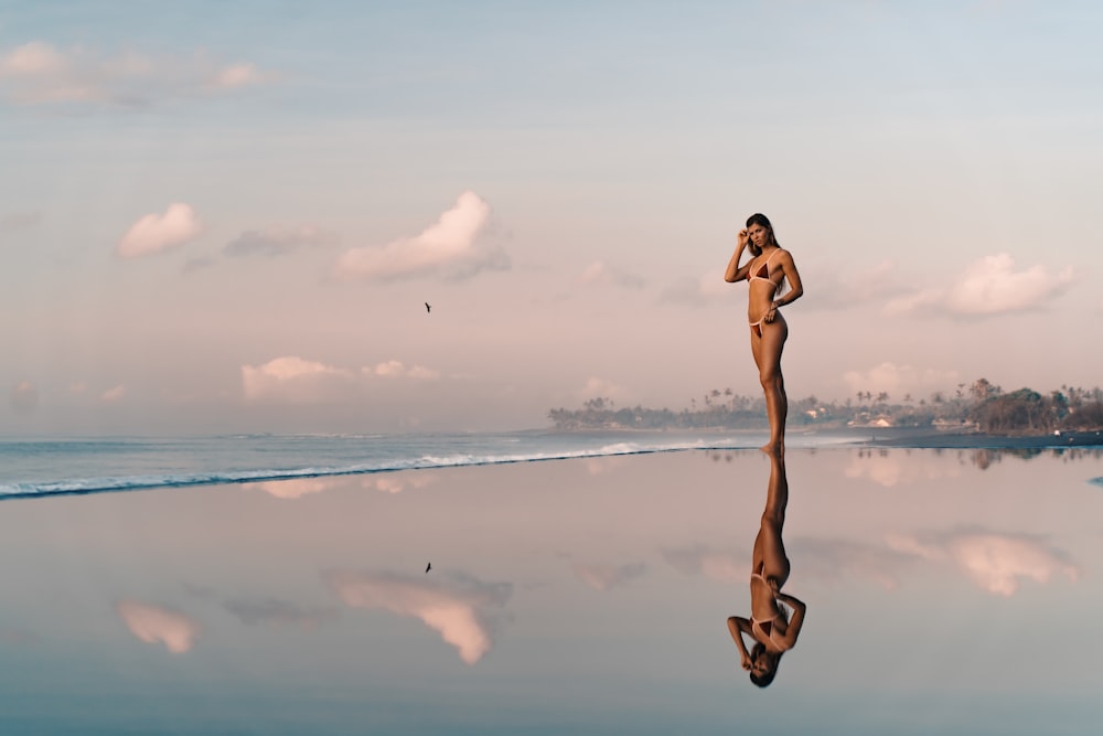 Mujer con bikini negro