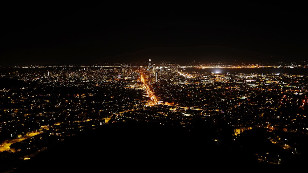 Foto ciudad iluminada por la noche – Imagen Paisaje gratis en Unsplash