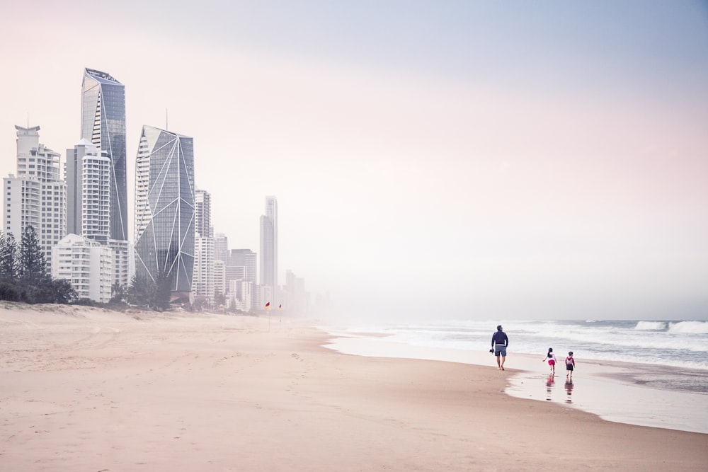 Beira-mar perto de edifícios