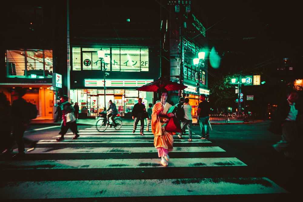 geisha cruzando un carril peatonal