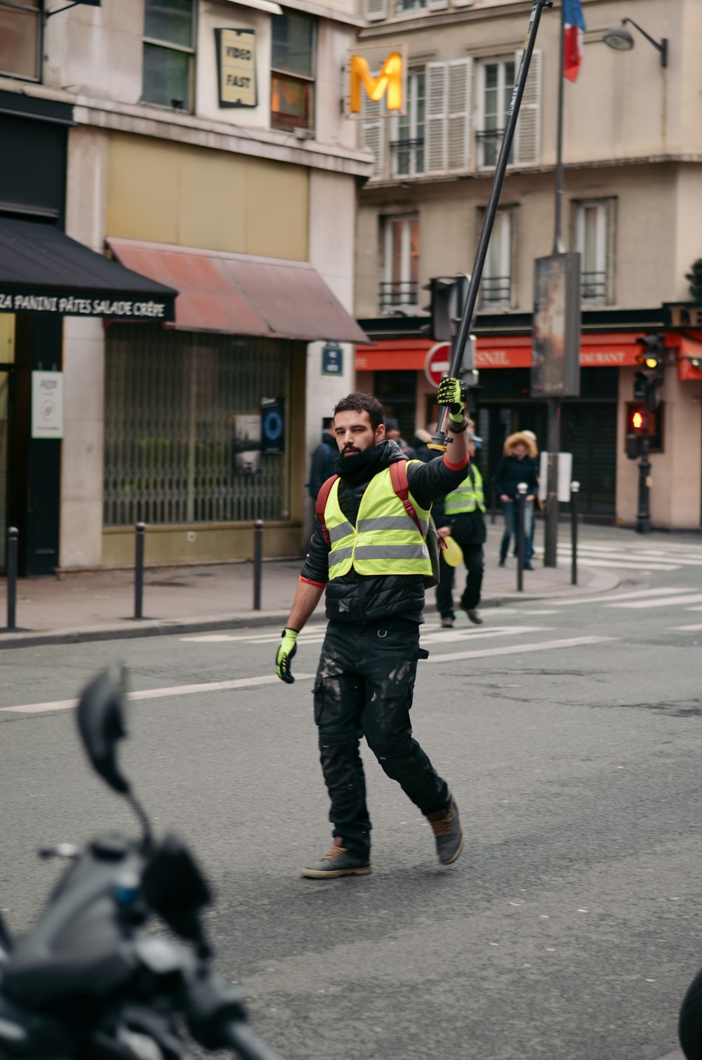 homme portant gilet vert et gris