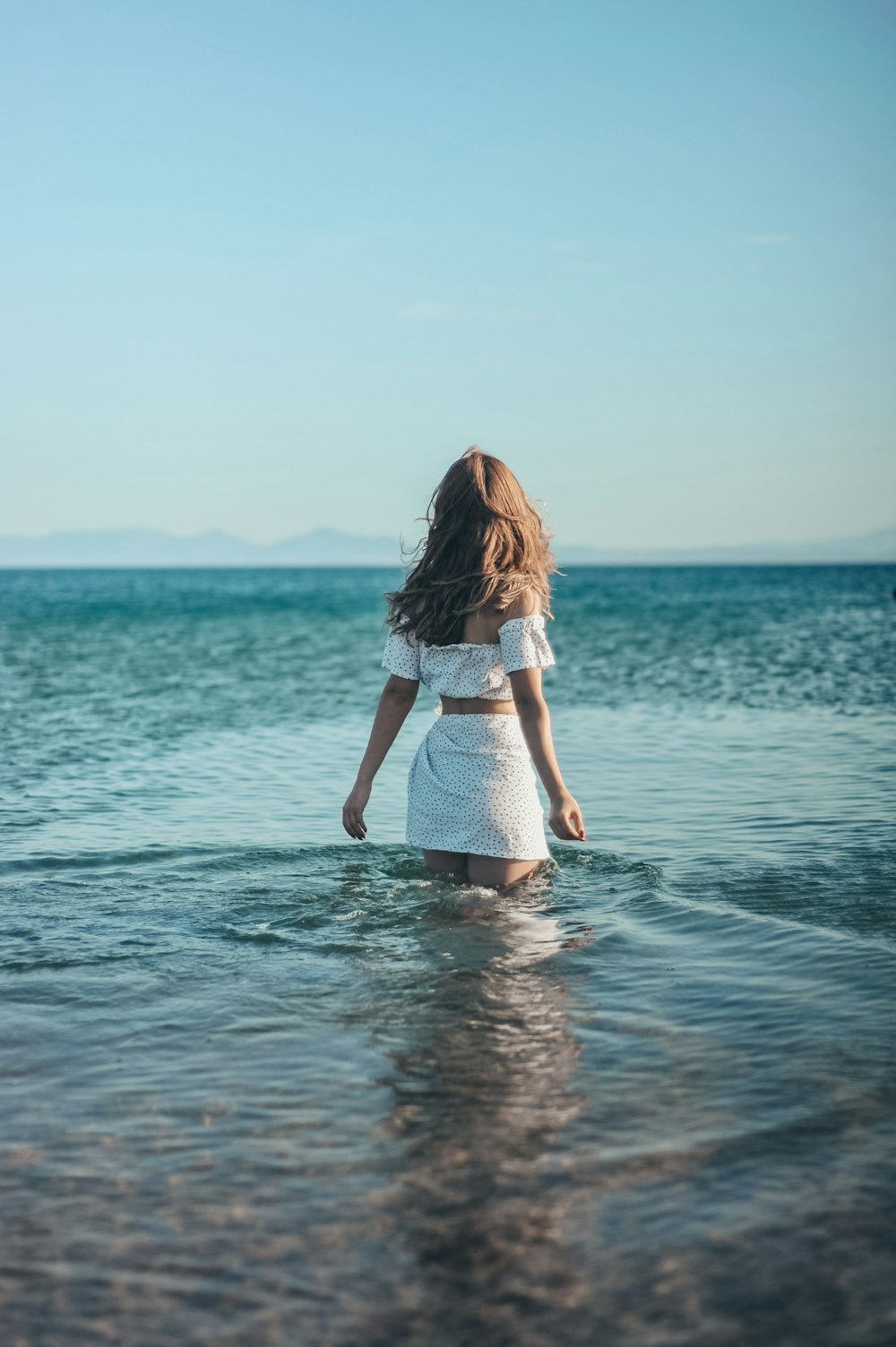 donna in bianco alla spiaggia