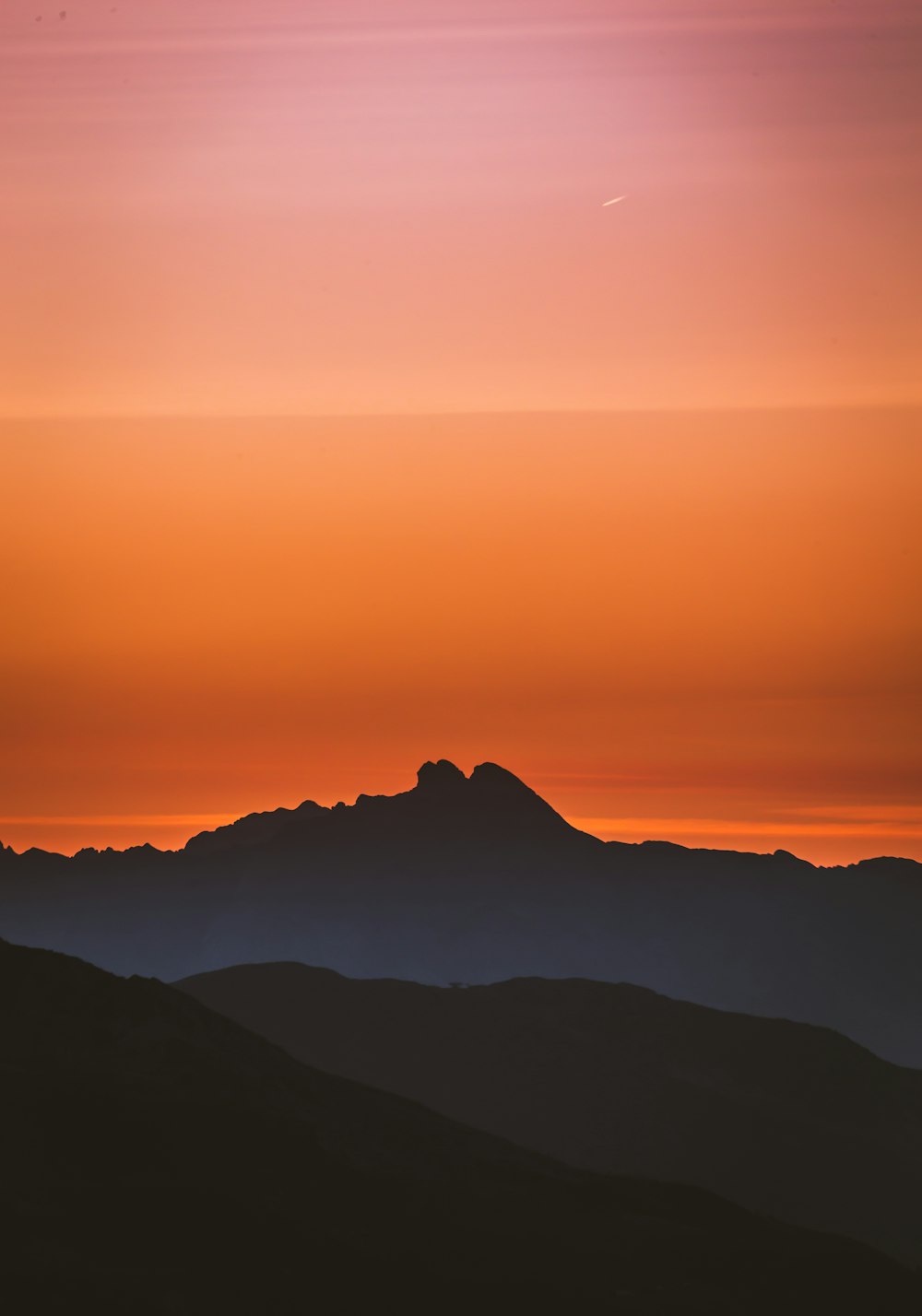 Silhueta da montanha durante a hora dourada