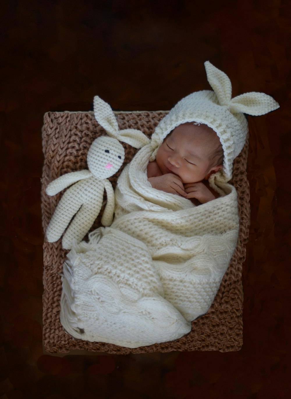 bébé portant dormeuse blanche