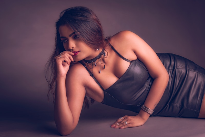 Mulher sensual deitada no chão