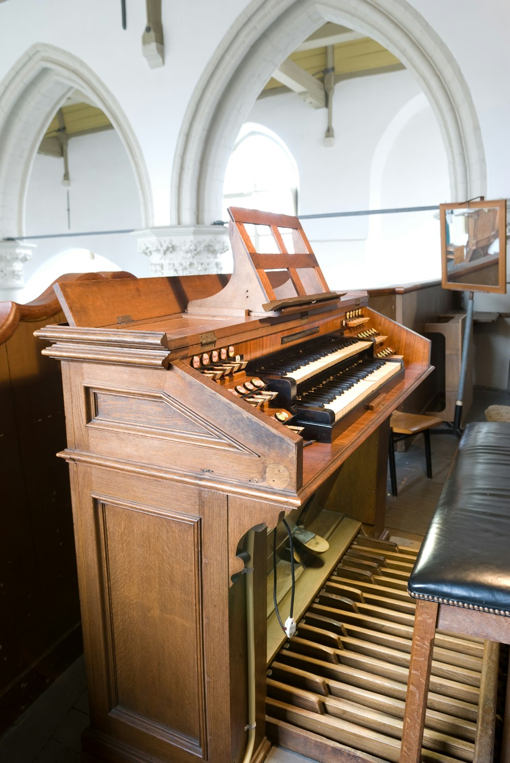 brown hammond piano