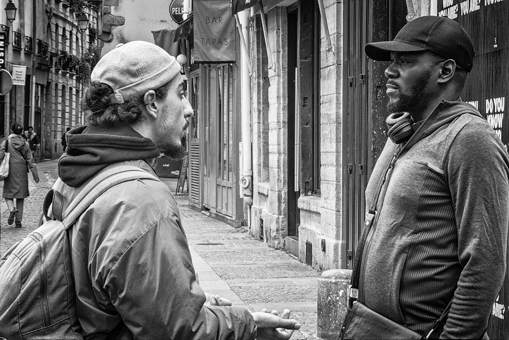 Photo en niveaux de gris d’hommes debout