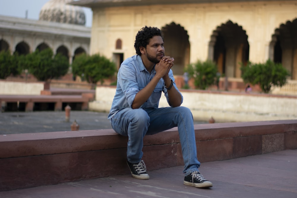 man siting on focus photography