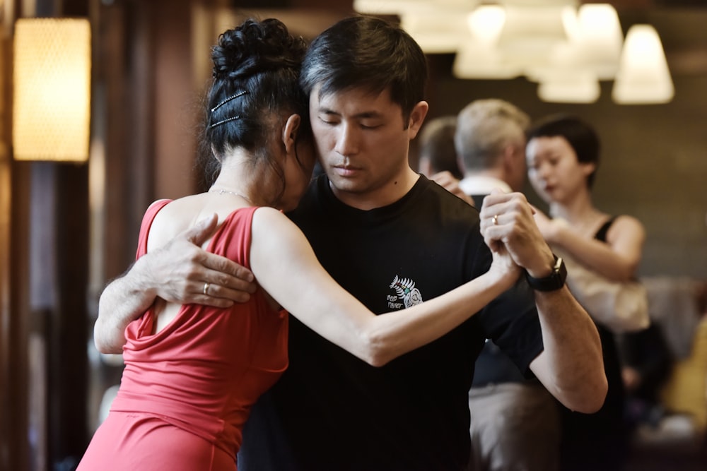 gente bailando dentro de la habitación