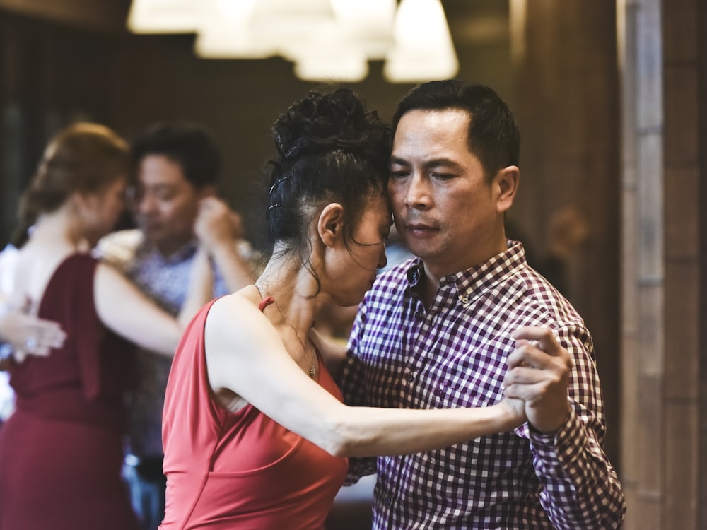 Foto mit flachem Fokus von tanzendem Mann und Frau