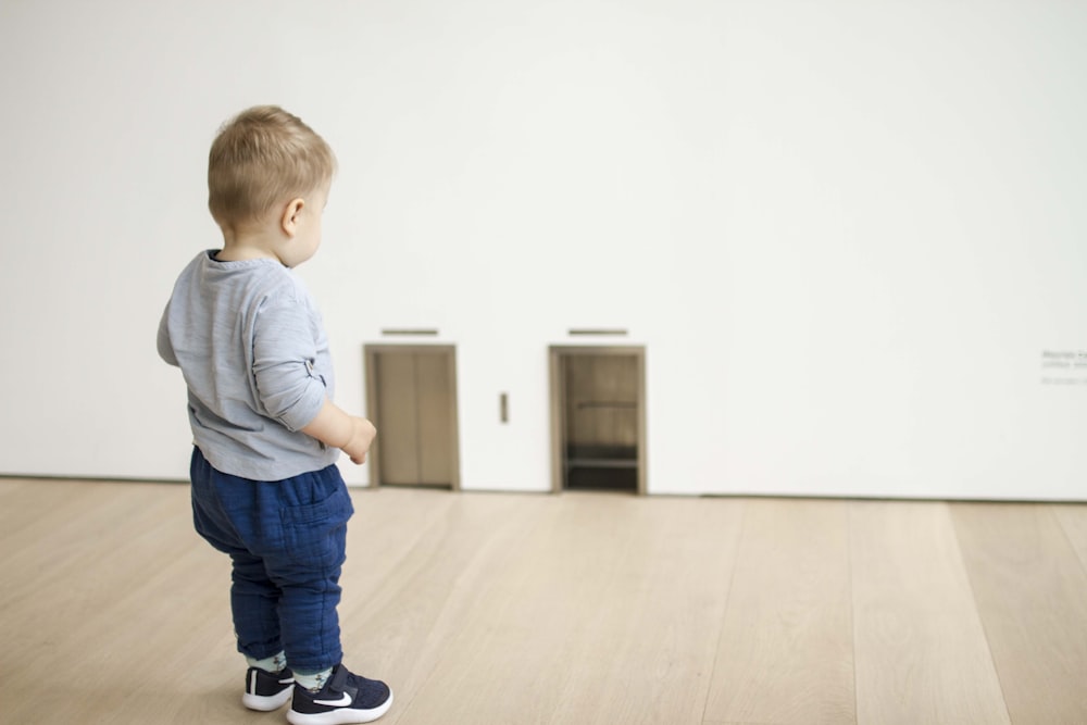 boy's blue long-sleeved shirt