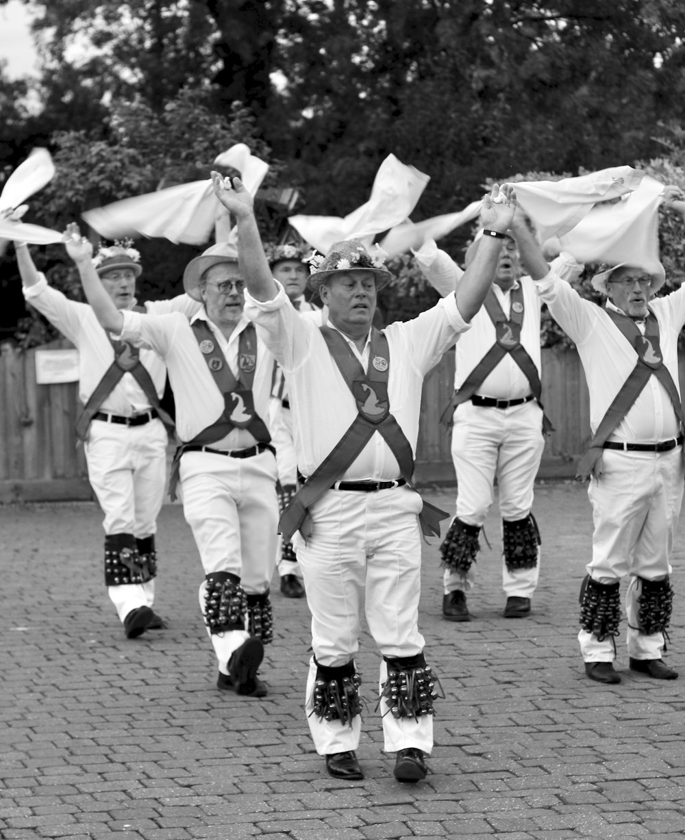 Photo en niveaux de gris d’hommes brandissant des bannières blanches