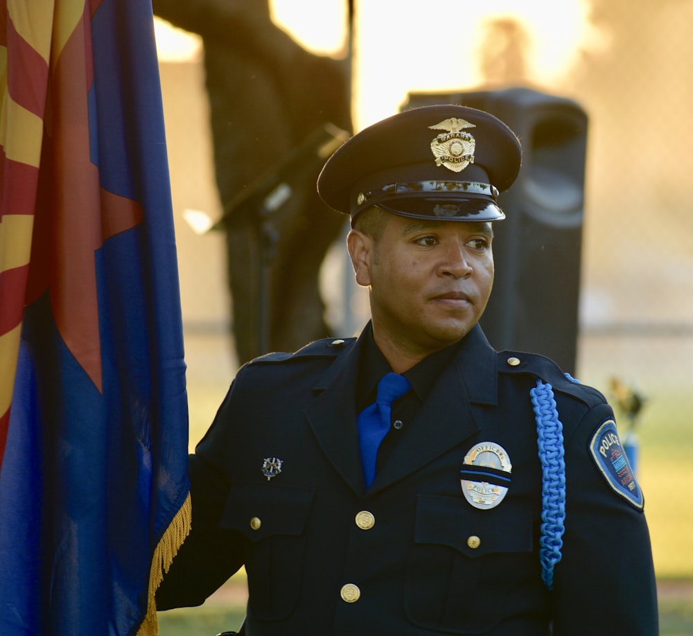 agente di polizia in piedi vicino alla bandiera