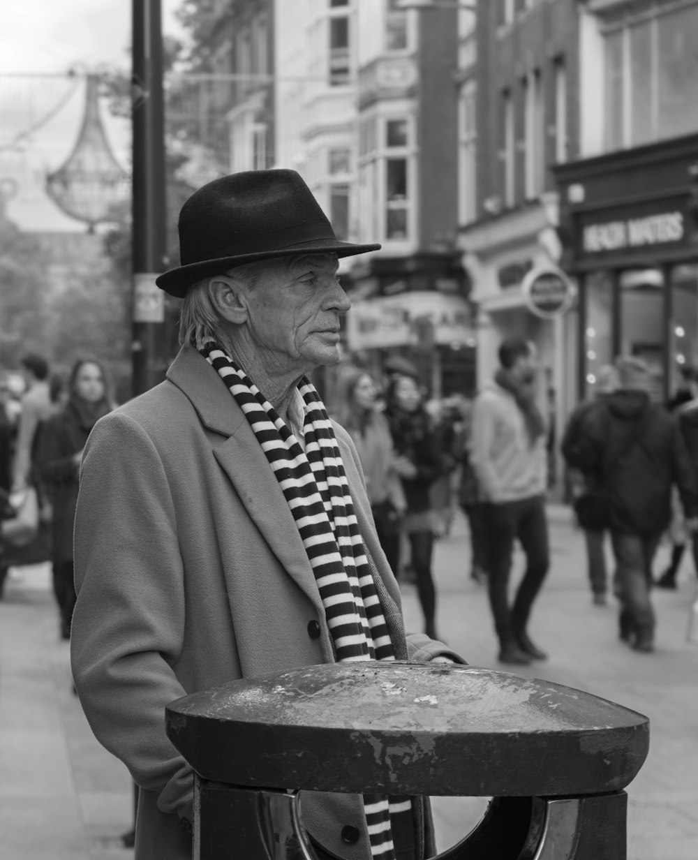 Photographie en niveaux de gris de l’homme