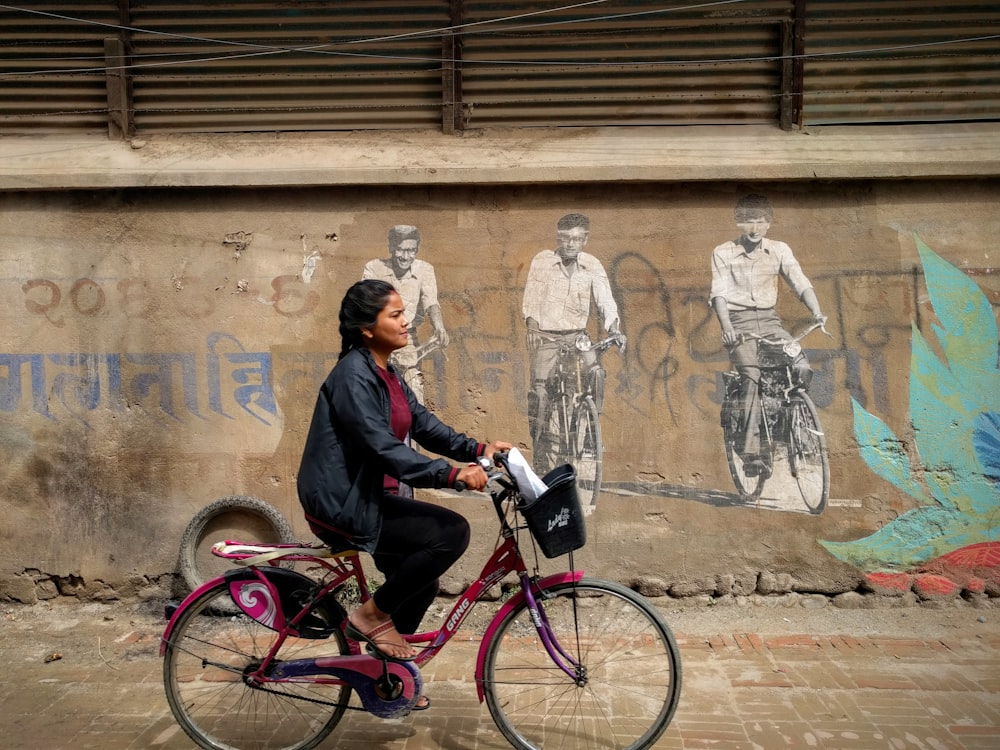 donna che va in bicicletta