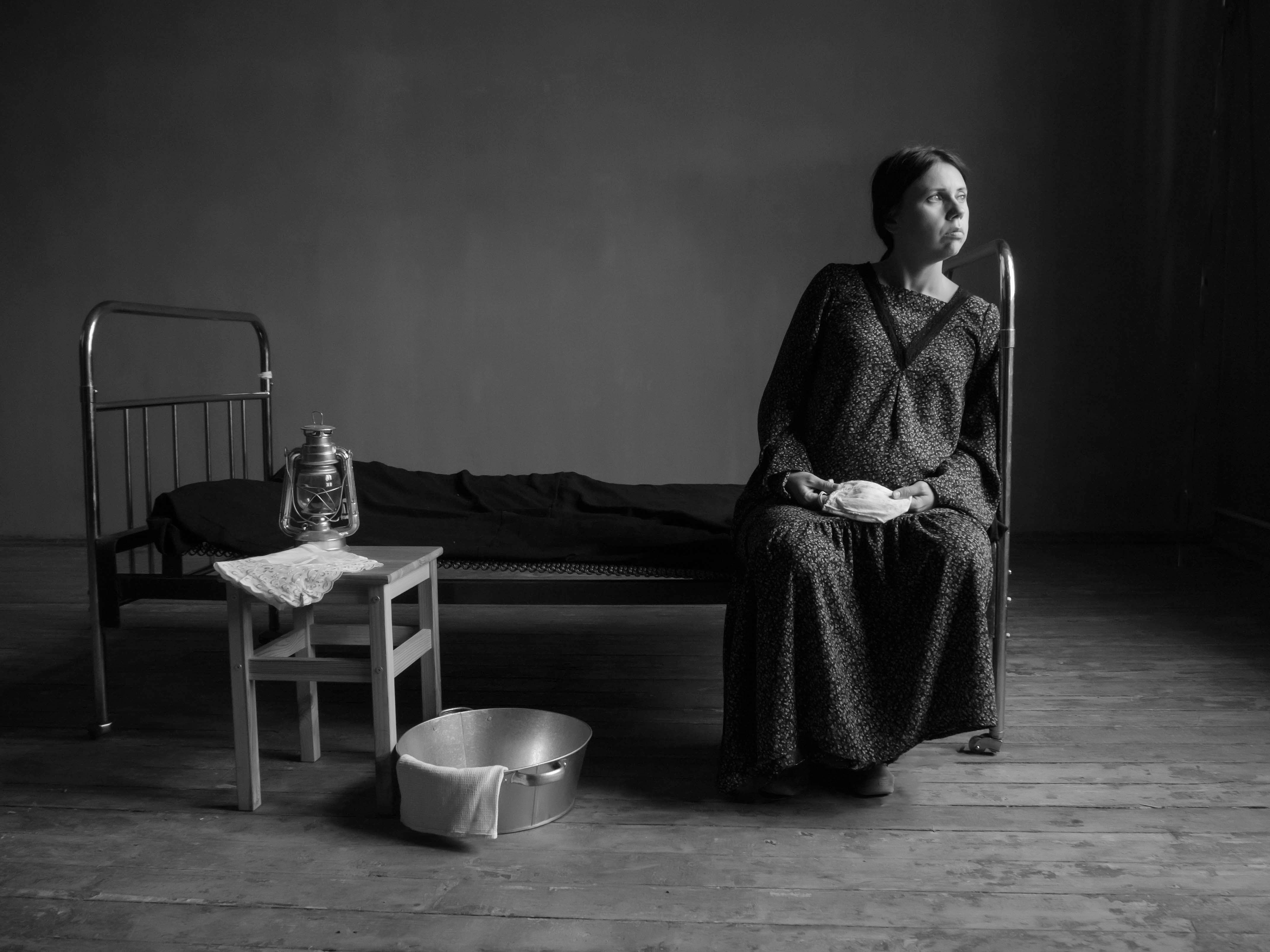 wanita duduk di tempat tidur