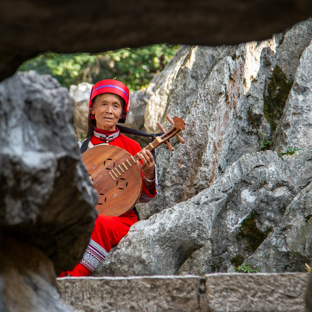 mulher que joga guitarra tradicional