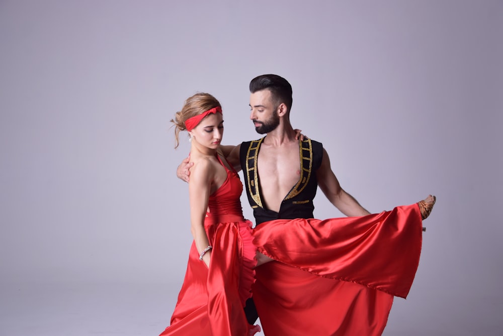 femme porte une robe de danse rouge