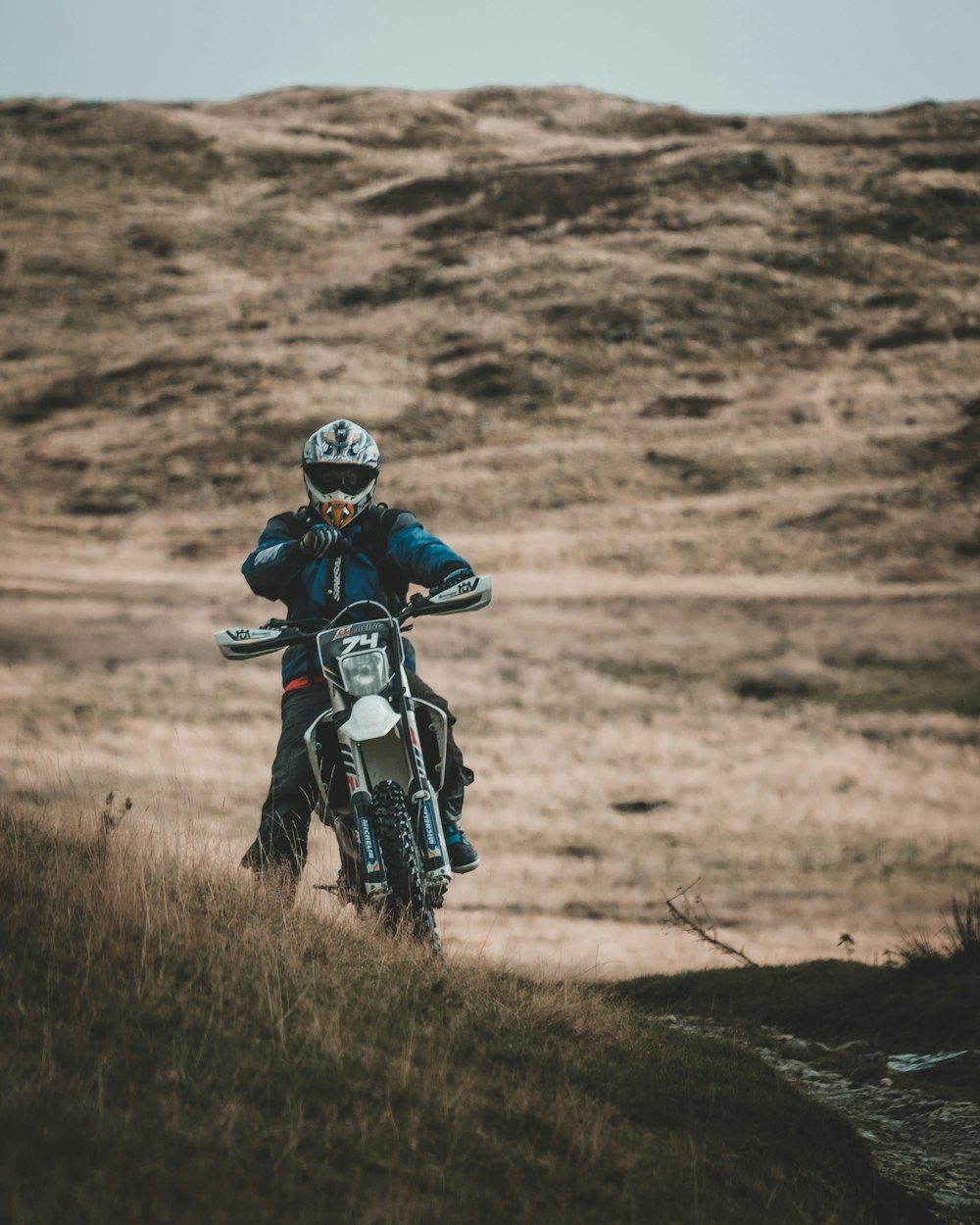 homme équitation sur moto