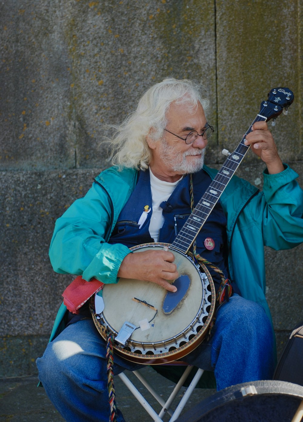 man playing banjo photograph