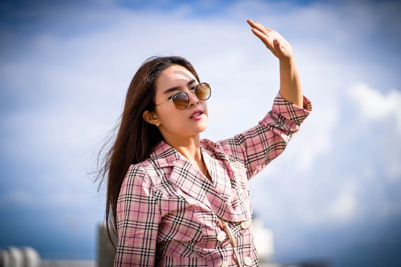 Sugar Mommy levantando la mano con gafas de sol