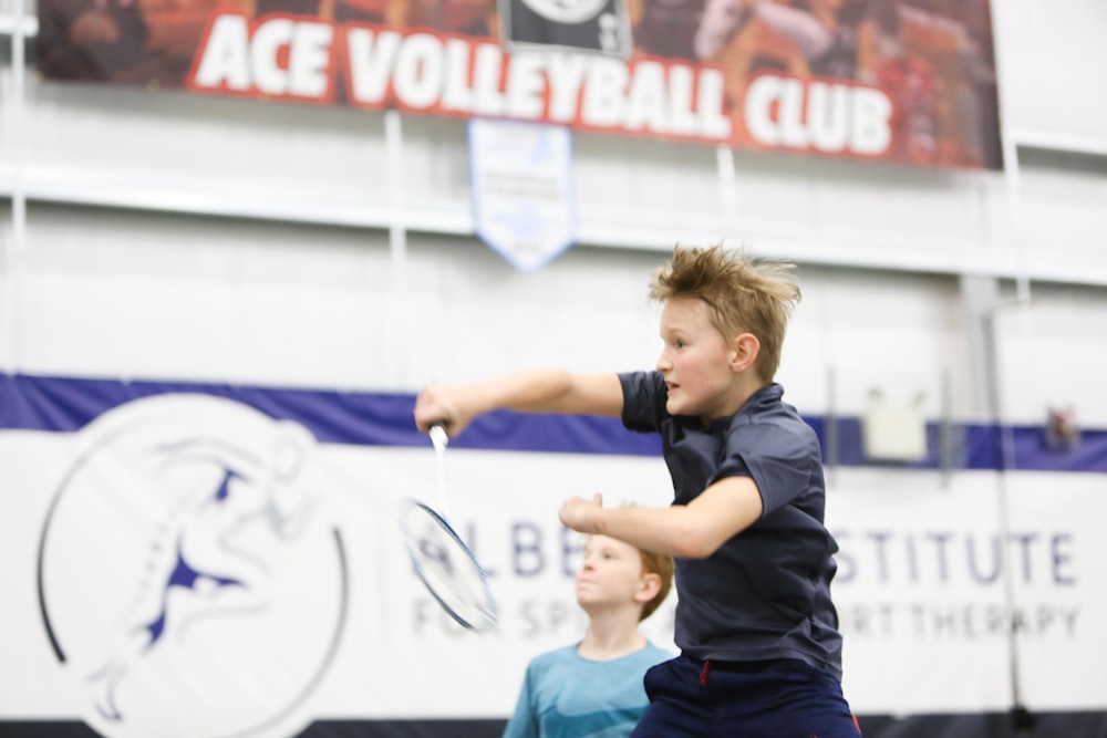 Junge spielt Badminton