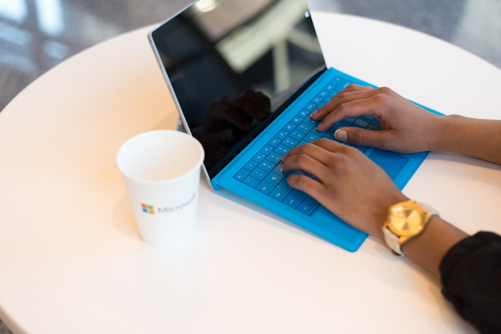 persona que usa Microsoft Surface