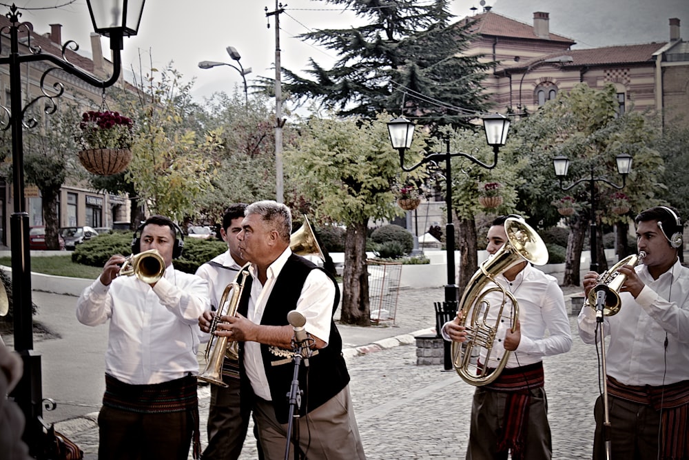 grupo de músicos de pie en el pasillo