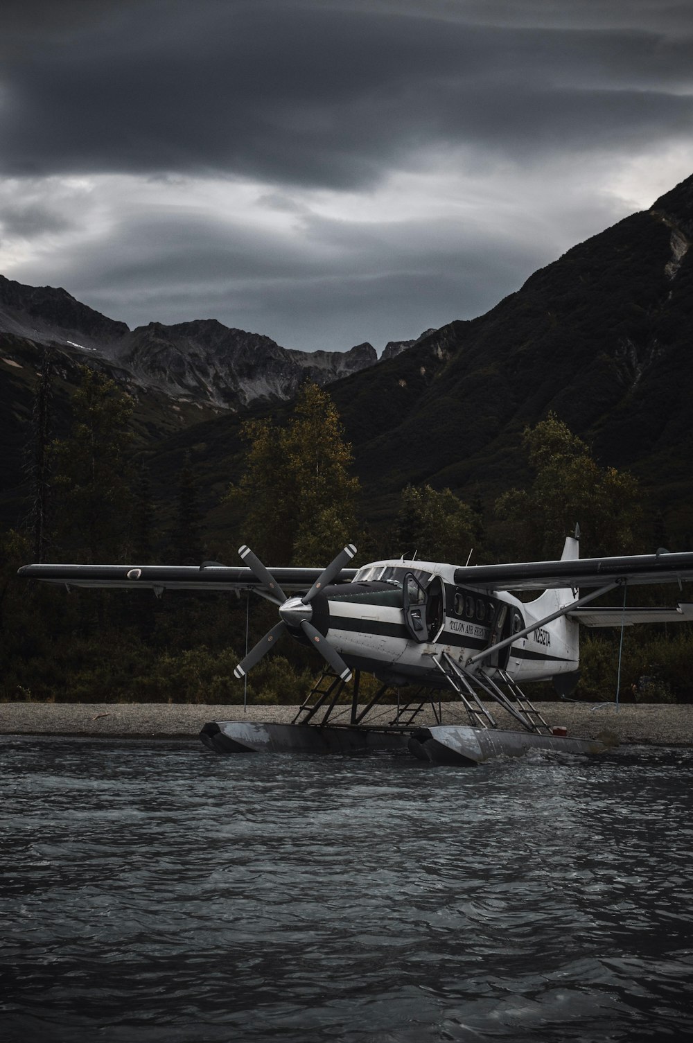 avion blanc et gris sur l’eau