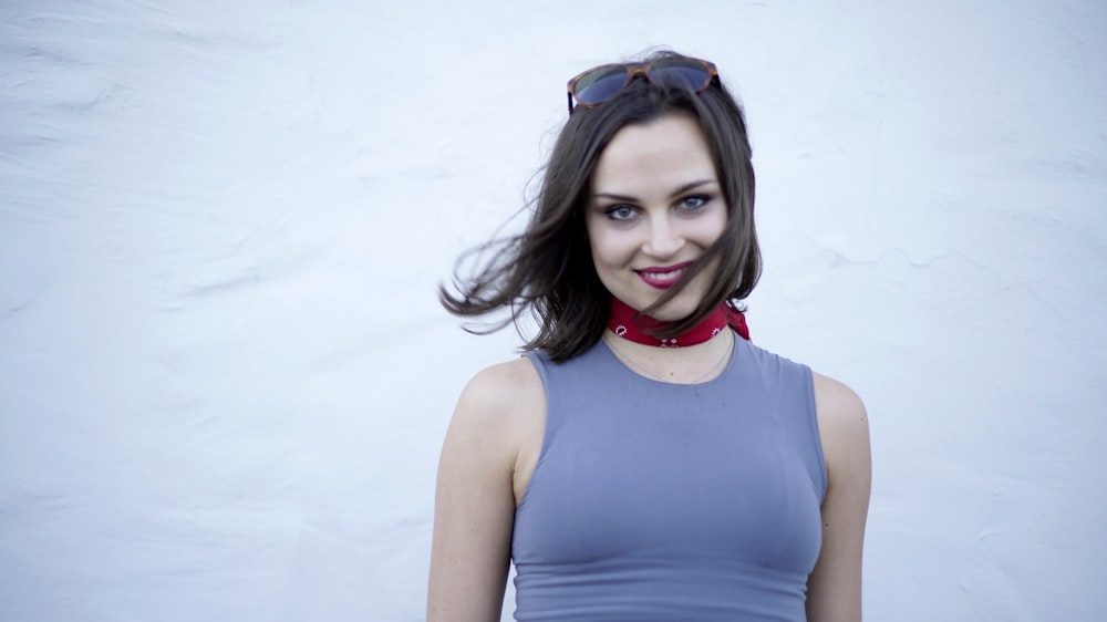 shallow focus photo of woman in gray sleeveless shirt