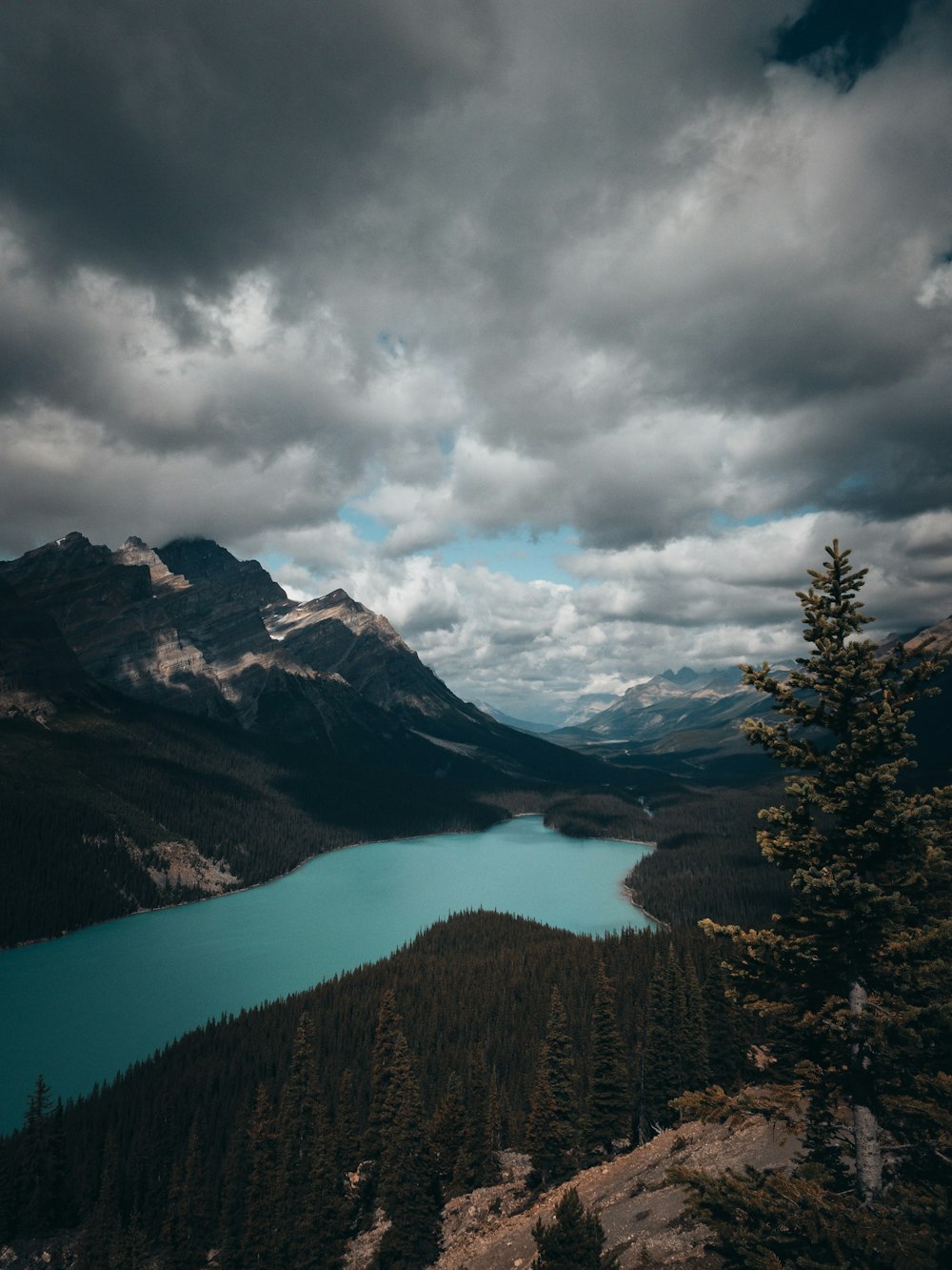 blaues Gewässer unter grauen Wolken