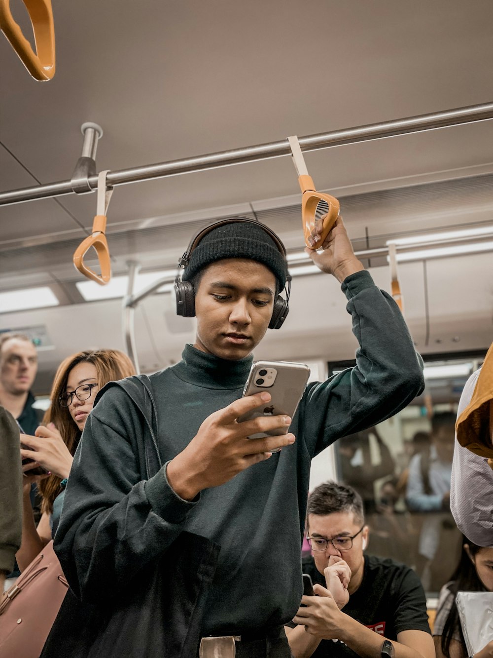 homem no trem segurando smartphone