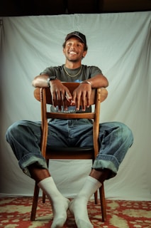 A candid shot of a professor conducting an interview for the Travesías y Legados Universitarios project.