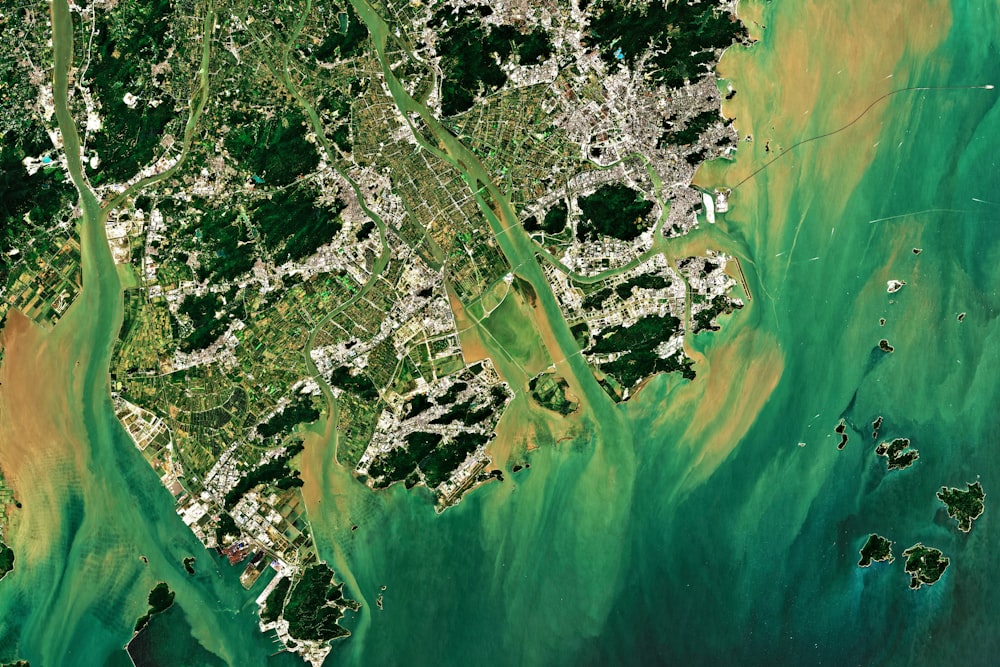 Photographie aérienne d’un champ vert entouré d’un plan d’eau