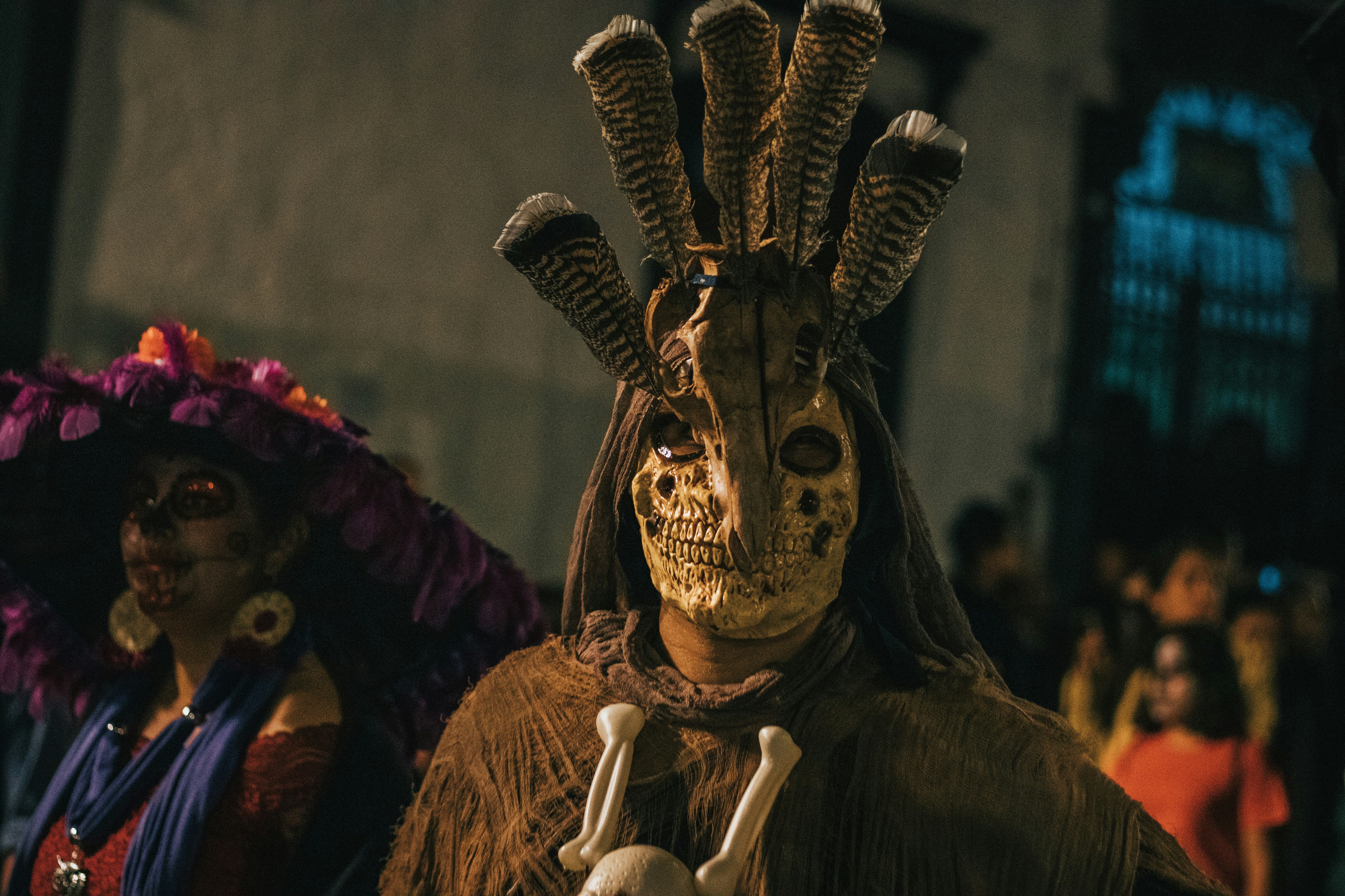 Dos personas con mascarillas