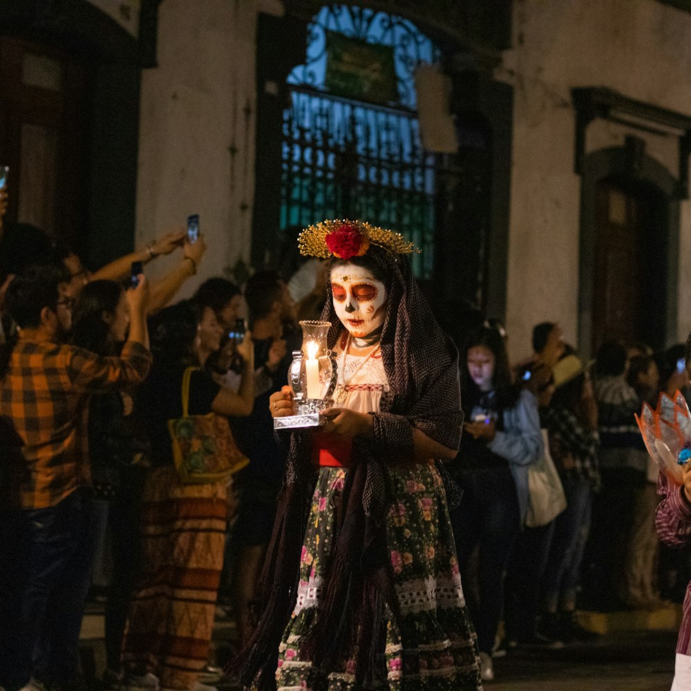 mulher na fantasia de Halloween