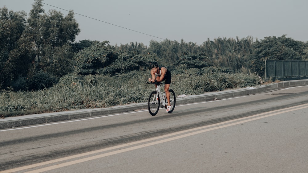 Mann fährt Fahrrad