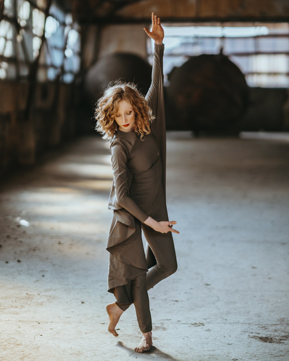 mujer bailando con vestido negro